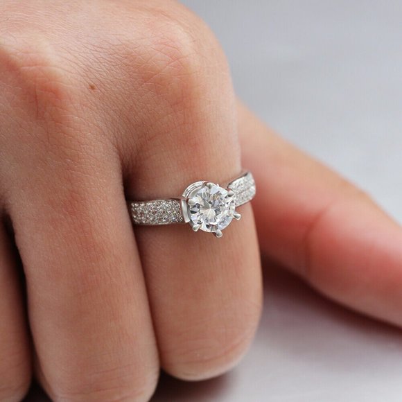 Jewelry - Gorgeous 925 Silver Round Cut White Sapphire Ring